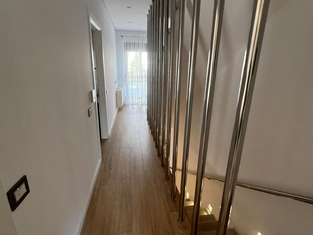 Vendesi Villa a 3 Piani a TEG 600.000 euro