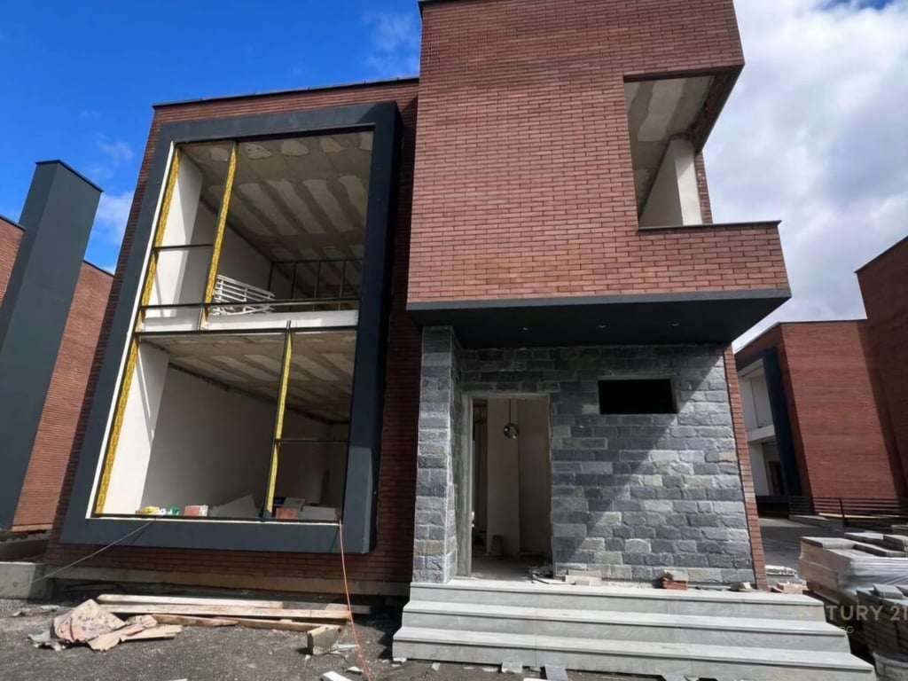 OKAZION: Vilë për Shitje në Roses Residence pranë Liqenit të Farkës!