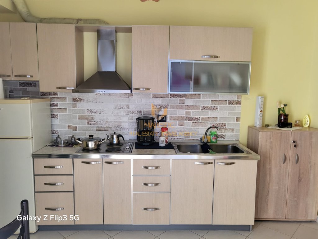 Vendesi monolocale sul lungomare con vista mare.