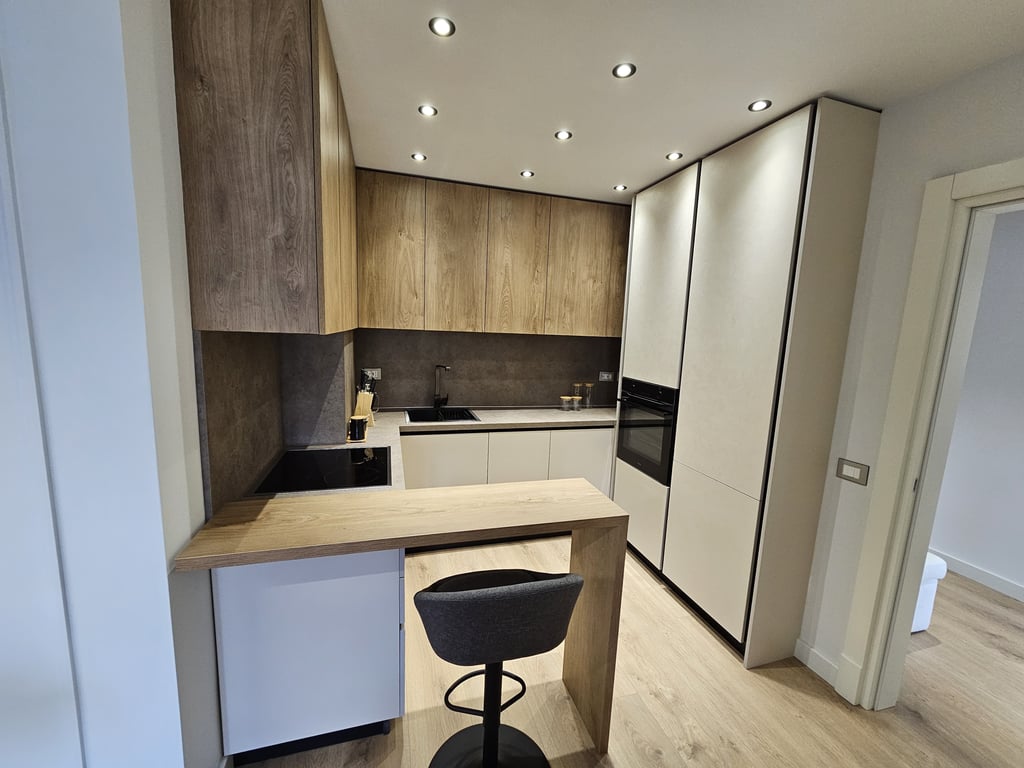 2+1+2 apartment for rent near Kristal Center in Komuna Parisit.