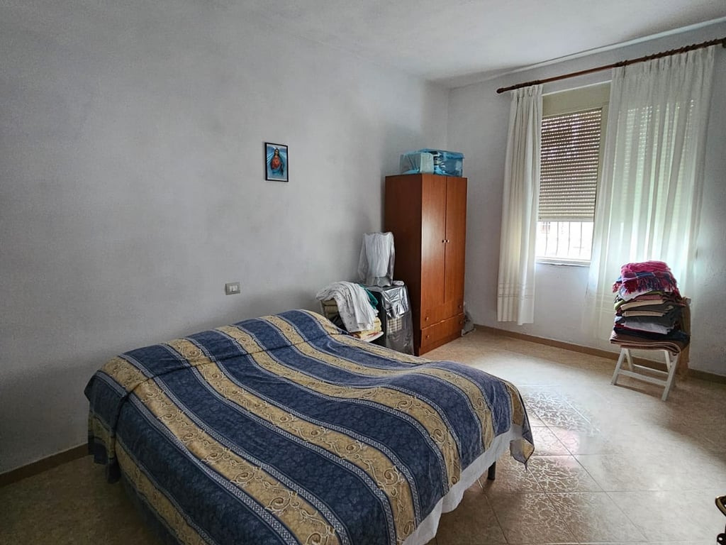 Edificio di 3 Piani in Vendita Vicino allo Stadio