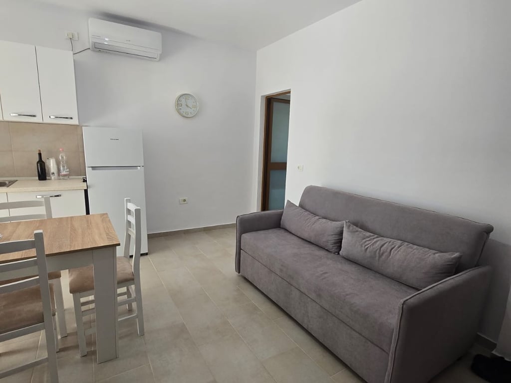 1+1, furnished, Hilton complex Kavaja street, 550 euros