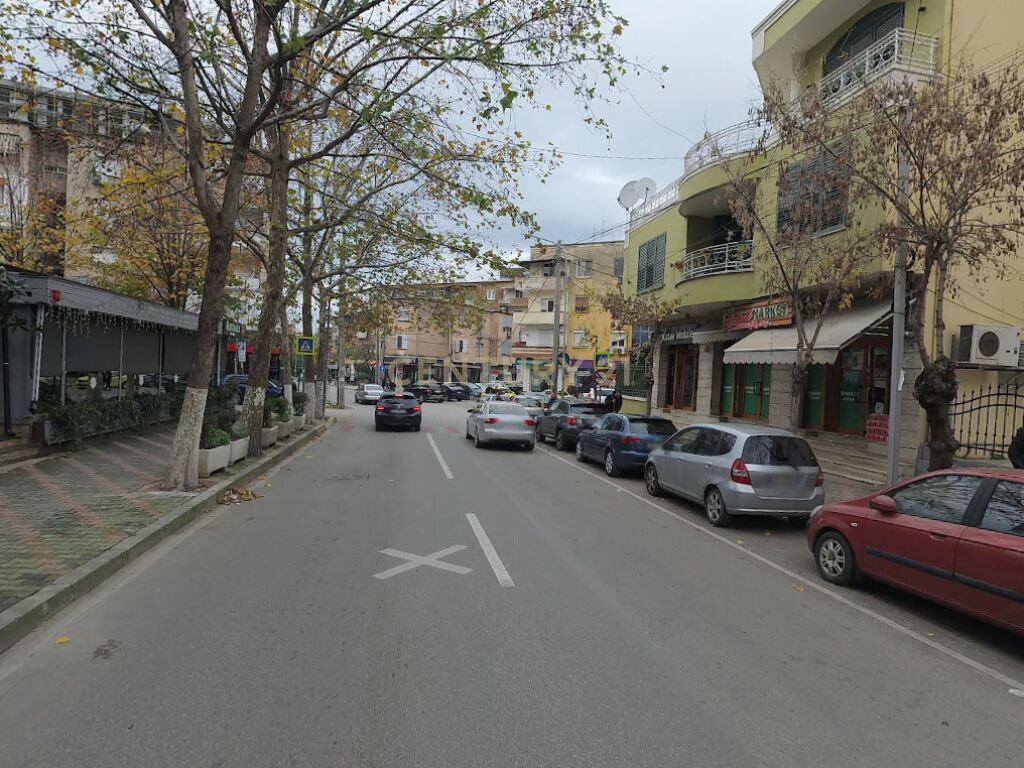 AMBIENT KOMERCIAL PËR SHITJE NË MINE PEZA