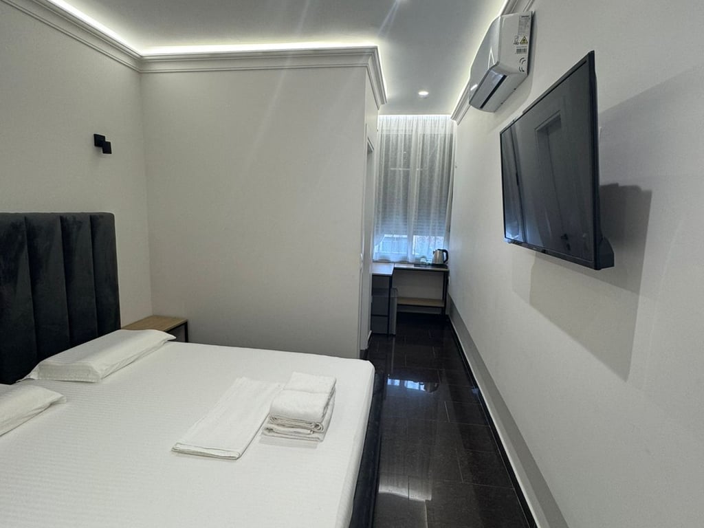 Jepet me qera Garsoniere , rruga Ferit Xhajko prane Dispancerise 350 mije leke