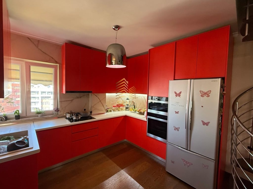 Shitet, Dublex 3+1+3, Ish Stacioni i fundit i Tiranes se Re, 2000 Euro/m²