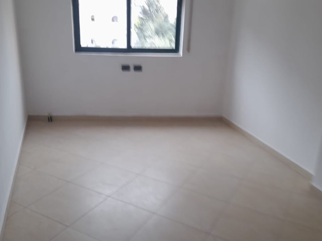 Fresk, il complesso "Lugano" affitta un appartamento 3+1+2, parzialmente arredato (senza mobili). 40.000 Lekë