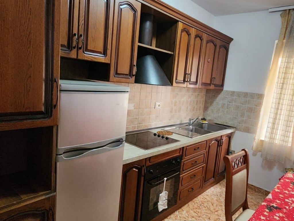 Jepet me qera Apartamenti 2+1 ; Pallati me shigjeta Cmimi: 500 euro