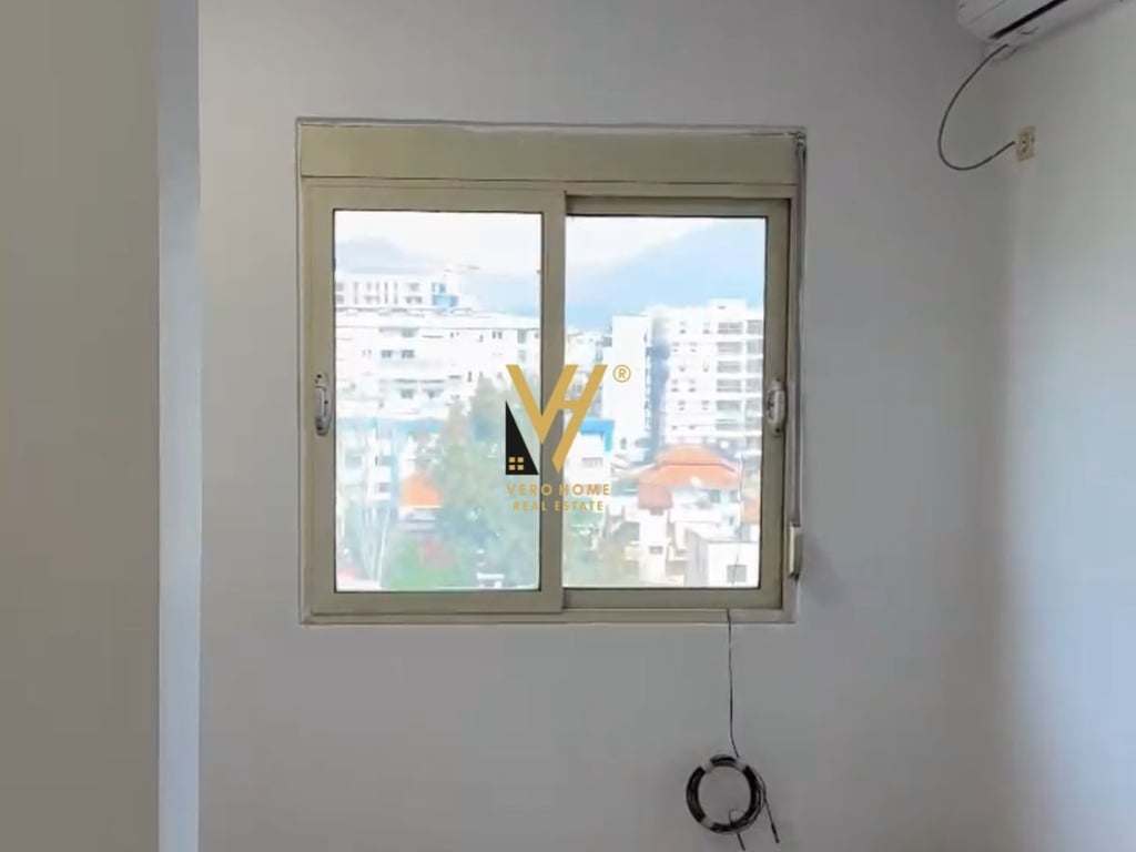 JEPET ZYRE 90M2 ME QERA TE KOMUNA E PARISIT 700 EURO