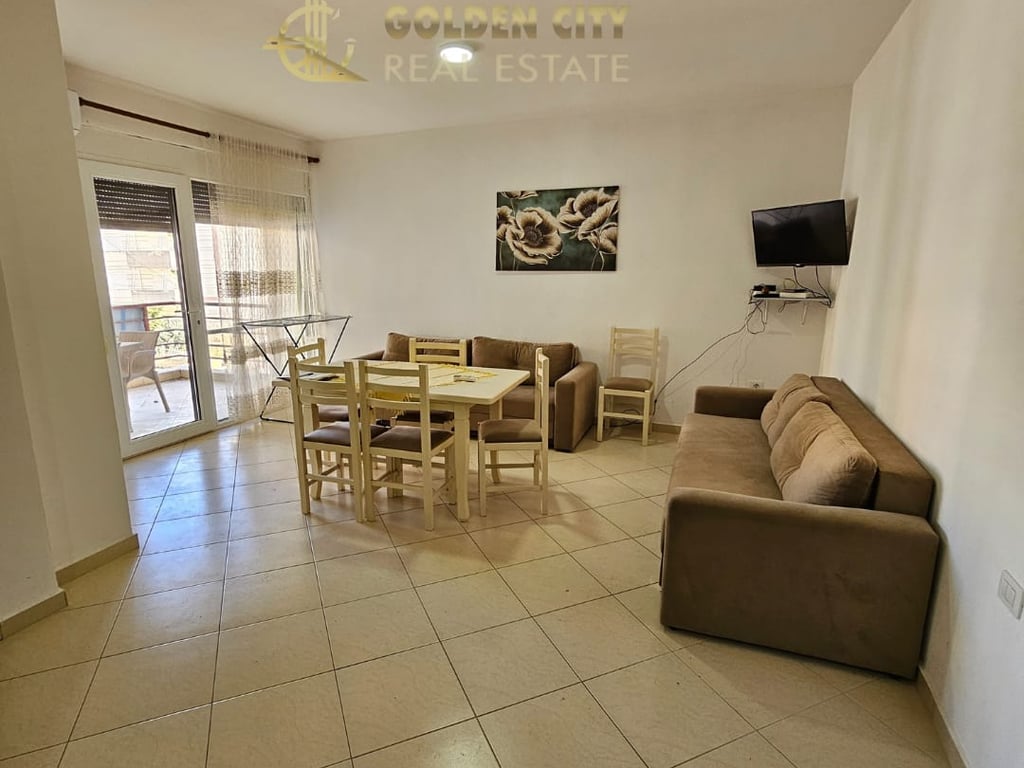 Vendesi super appartamento 2+1 fronte mare a Qerret.