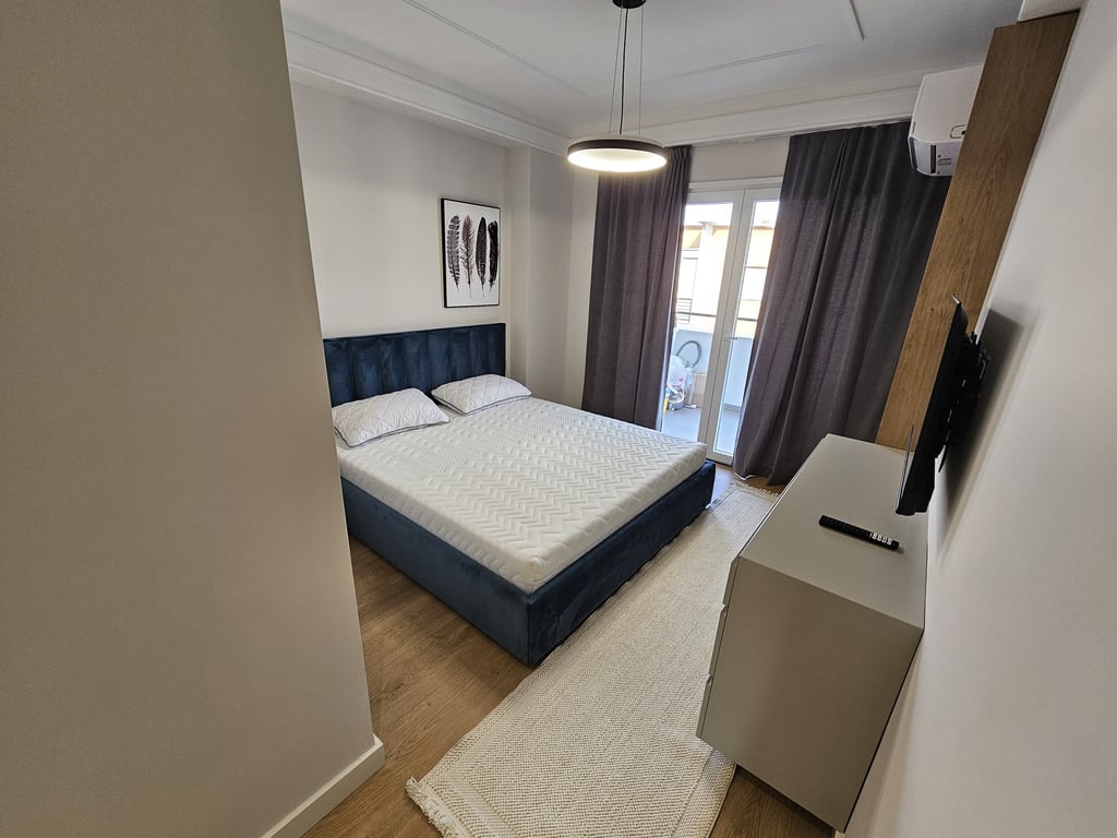 2+1+2 apartment for rent near Kristal Center in Komuna Parisit.