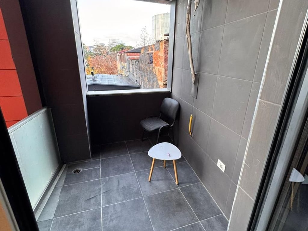 Zyre per qira ne Qender, prane Toptanit