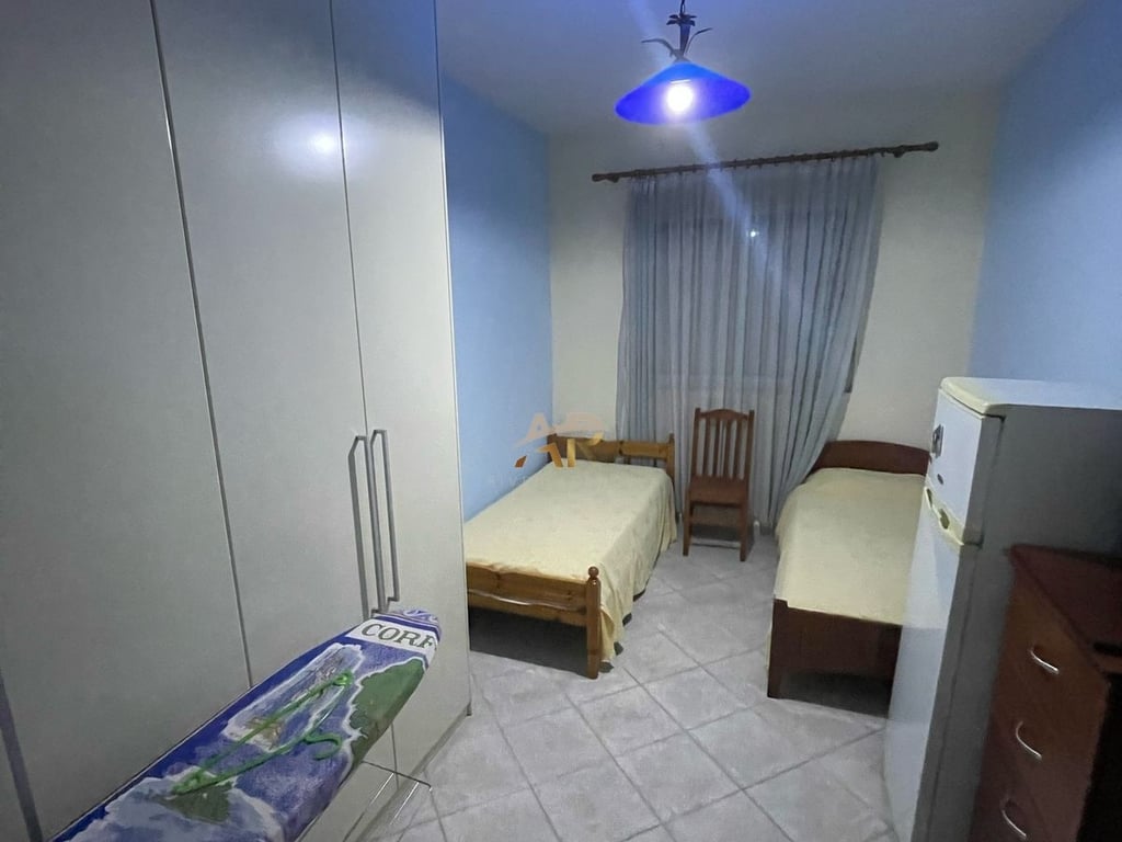 A 2+1+2 apartment is for rent in a building from the 2000s with an elevator, near Bar Oslo, Bardhyl Street.