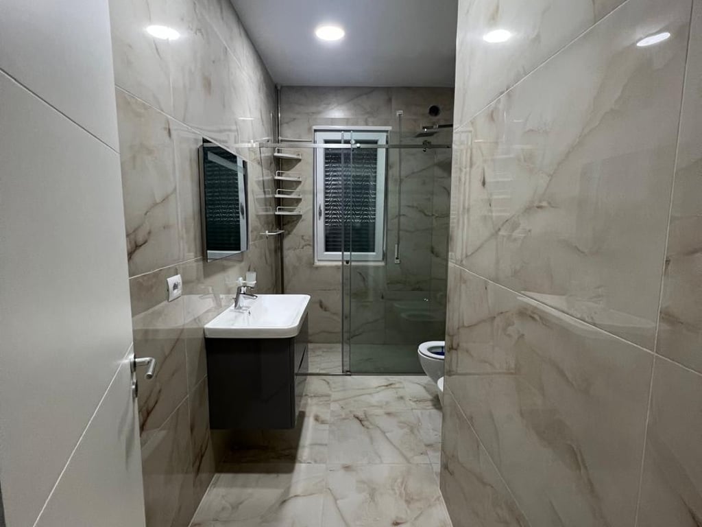 Jepen 2 apartamente identike per qera 2+1+2+Parkim tek Kopshti Botanik.