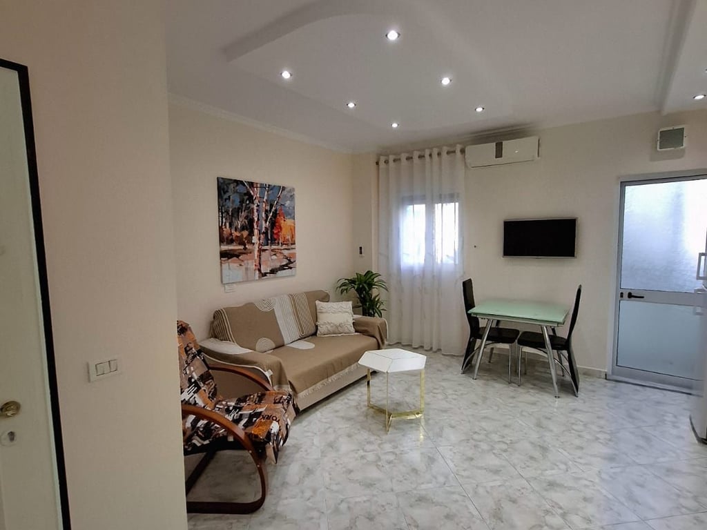 Jepet me qera AP 1+1 prane Qendres kristal te Komuna Parisit