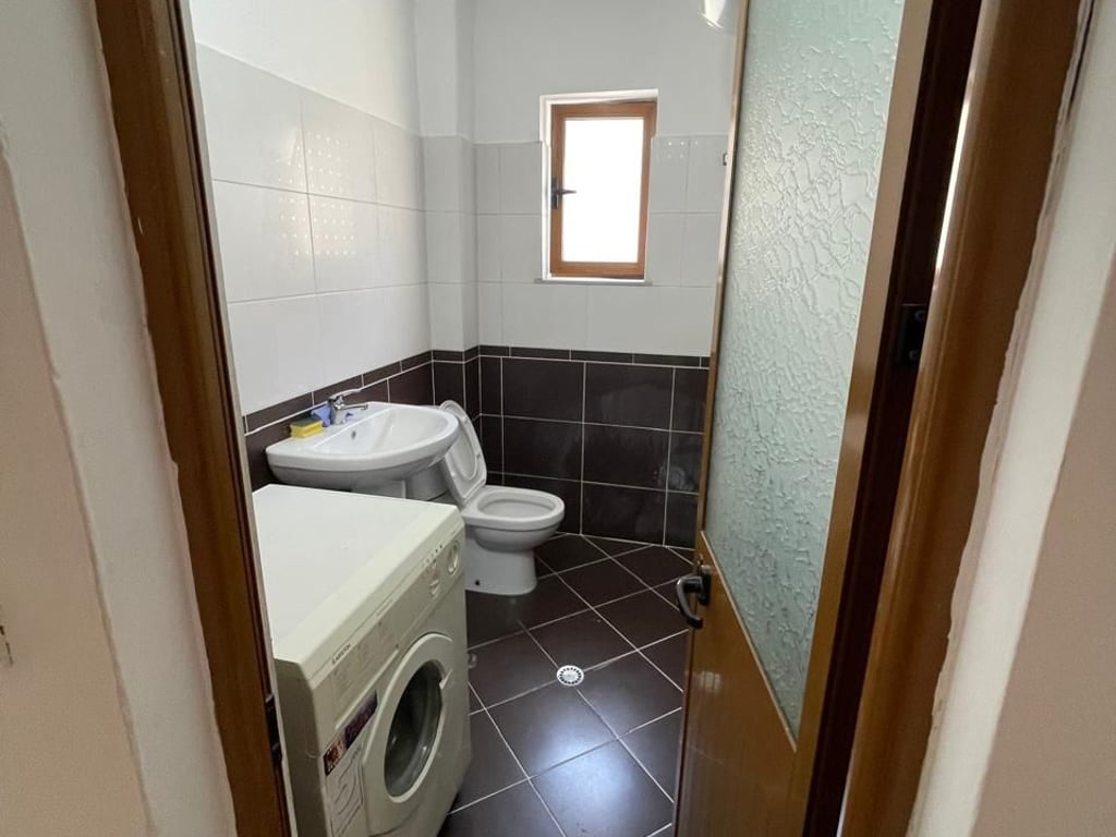 Shitet Apartamenti 1+1 ,Rruga e Dibres prane spitalit amerikan 2, prane credins bank Cmimi: 95.000 euro