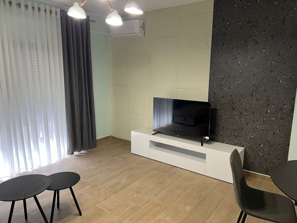 1+1, furnished, Sun Hill, 500 euros with parking.