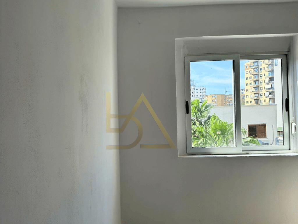 Shitet apartament me pamje fantastike në Bulevardin Kryesor