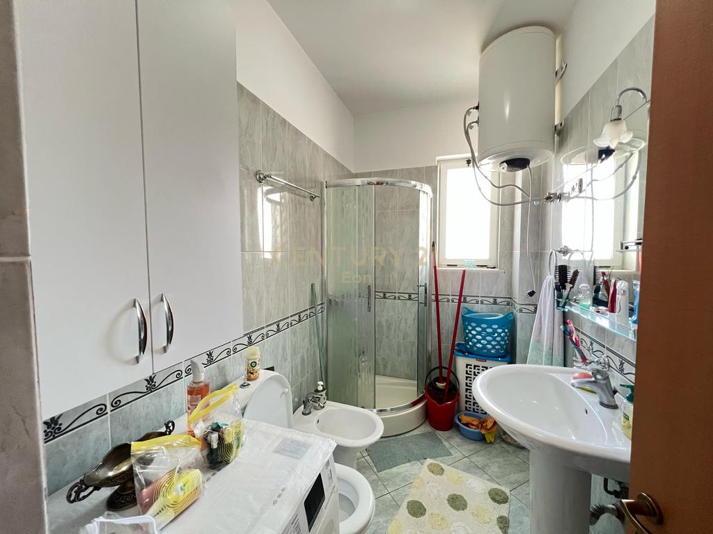 Shitet Apartament 1+1+Post Parkimi, Prane Flower, Golem ! 100,000 €