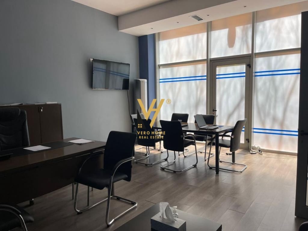 JEPET ZYRE 300 M2 ME QERA NE BLLOK 4.000 EURO