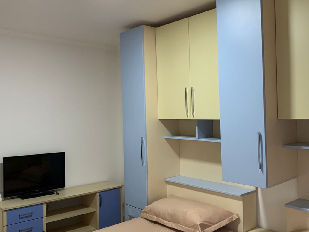 In the Bardhyl Street area, a furnished 3+1 apartment is available for rent for 700 Euros.
