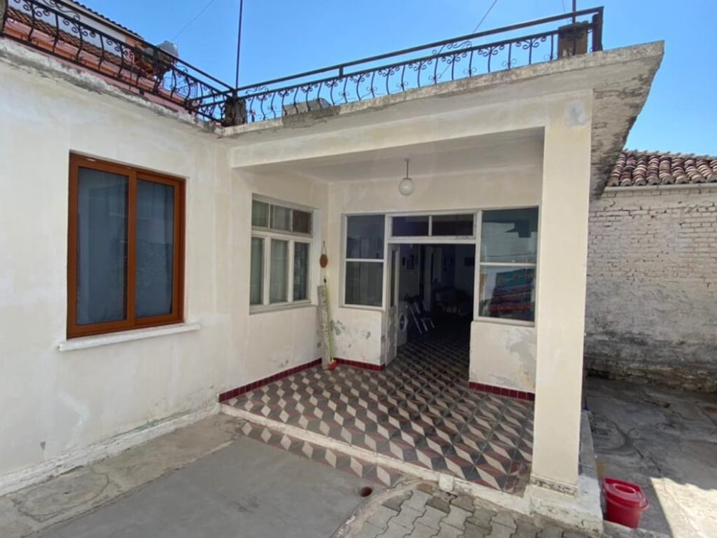 😍🏤A 4-story building is for sale by the road near "Supermarket Myftiu 2", a few meters from the main boulevard "Indrit Cara", Kavajë.