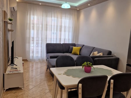 Nella zona di Don Bosco, Complesso Vision Plus, si affitta un appartamento 2+1+2 arredato. 800 Euro.