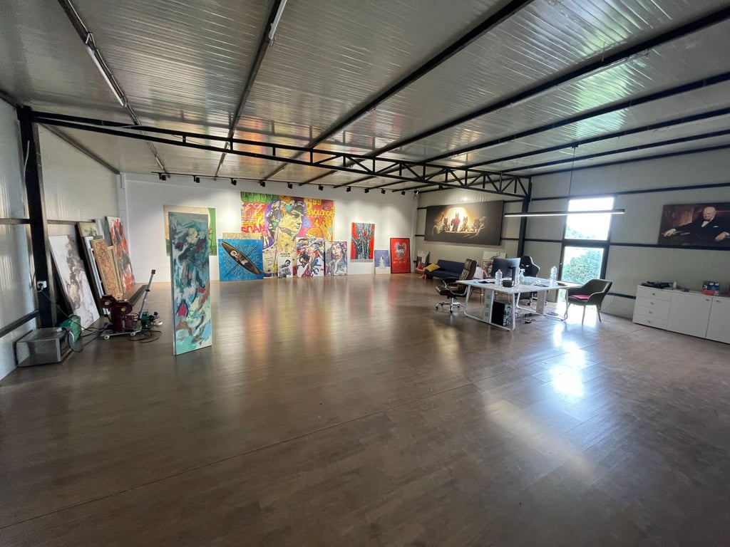 A warehouse is for rent near Top Channel.