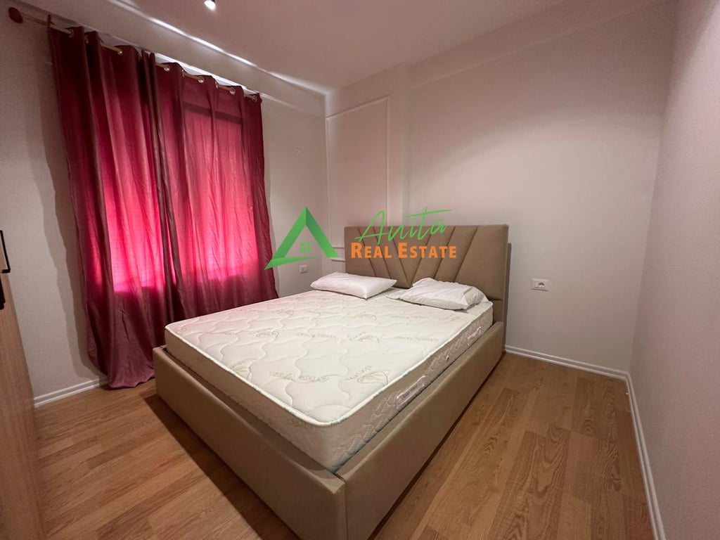 Selite ofrojme per qira apartament 1+1 te pa banuar me pare