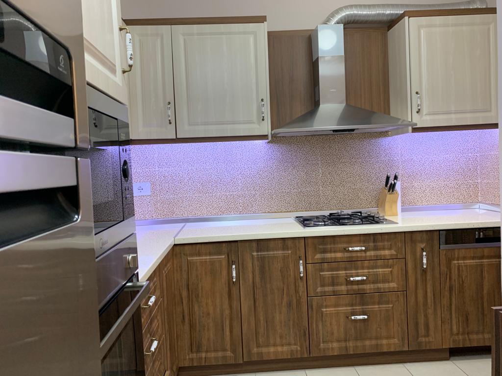 Apartament 2+1+2. Ndërtes e re. Në detaj e mobiluar.