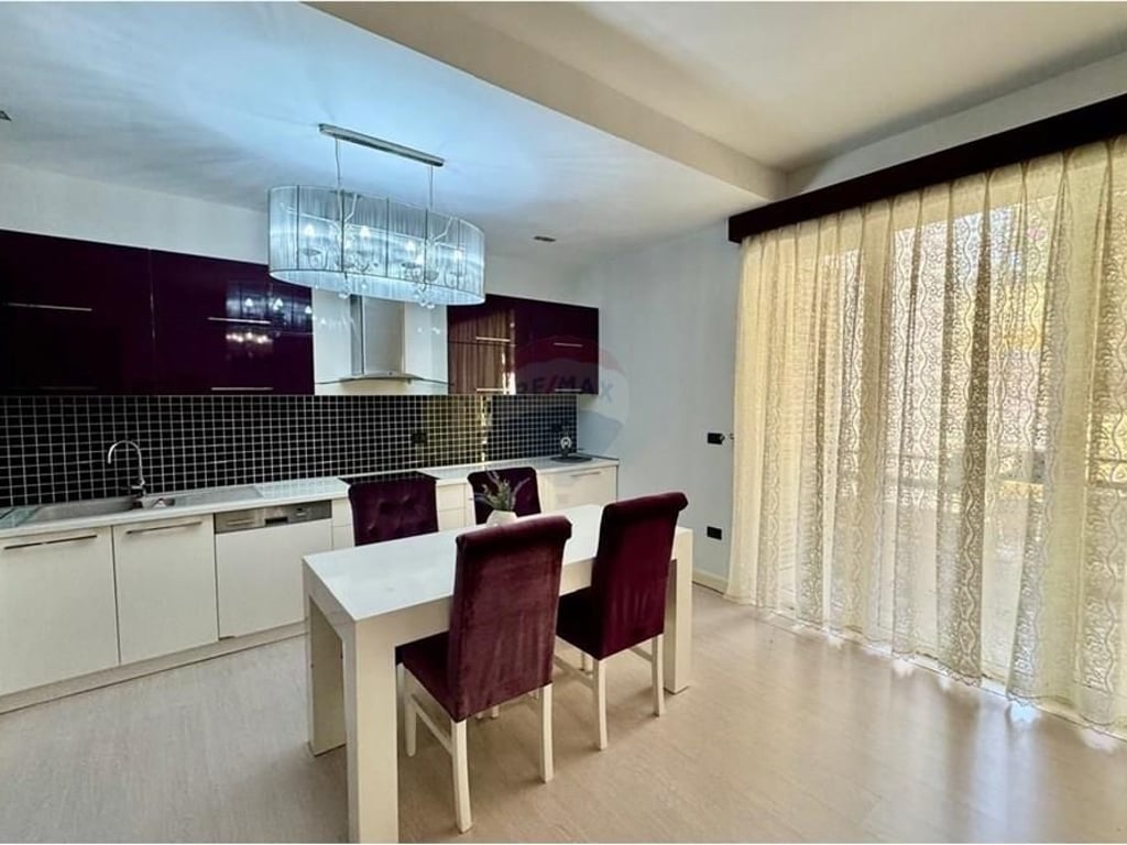 **Appartamento 2+1 con posto auto vicino al Lago**