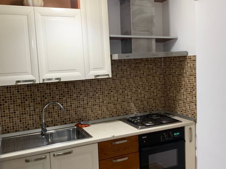 Affittasi appartamento 3+1, Xhamllik presso Piazza Shtraus Prezzo: 500 euro