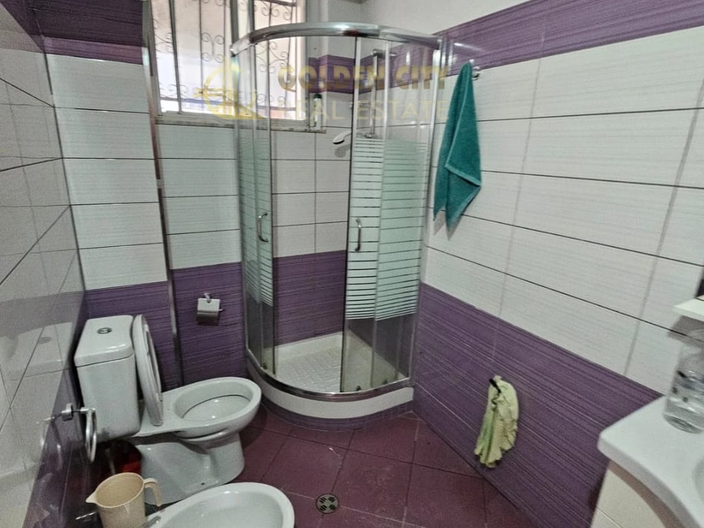 Shitet Apartament 2+1 te stacioni trenit