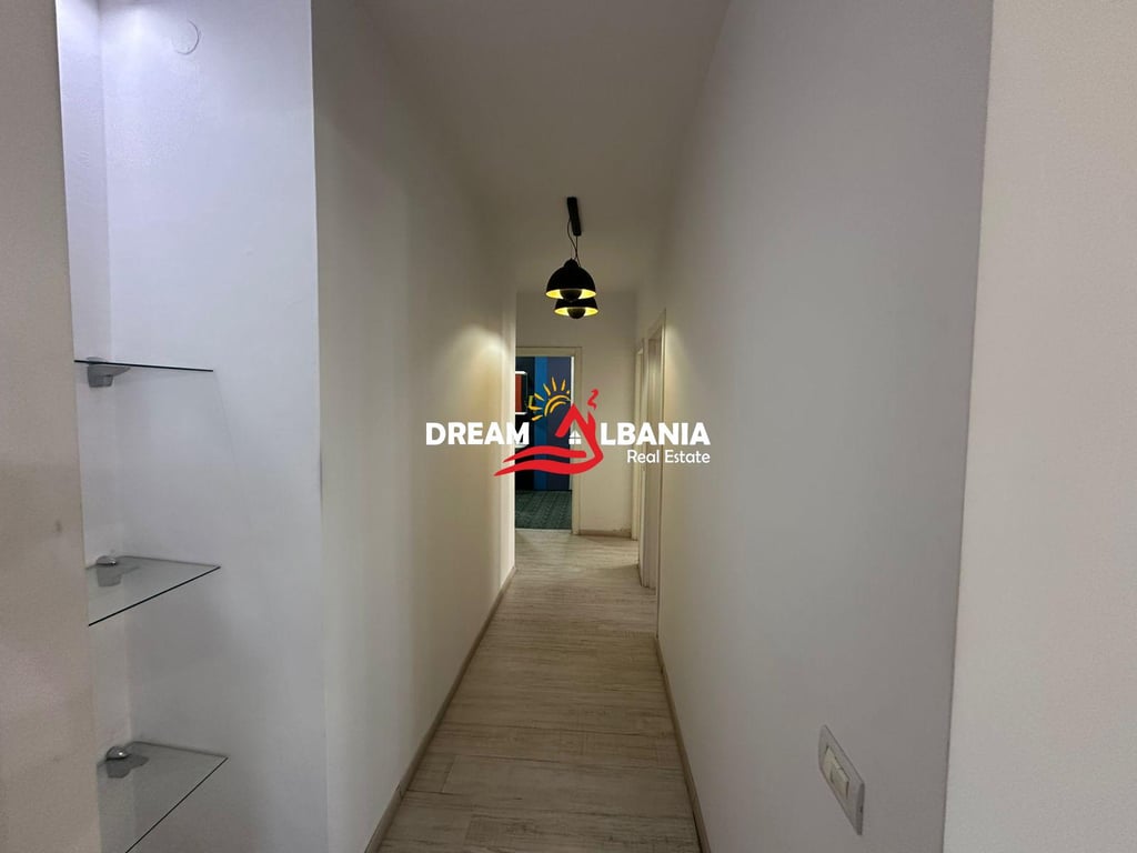 A 2+1 apartment is for rent on Zogu i Pare Boulevard near the Ministry of Justice (ID 42215264).