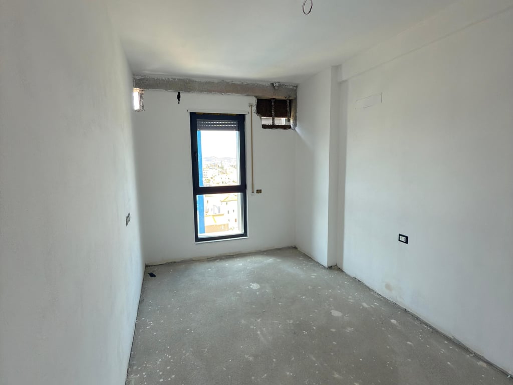 Vendesi appartamento 3+1+2+Balcone in Jordan Misja vicino al Bulevardit te Ri.