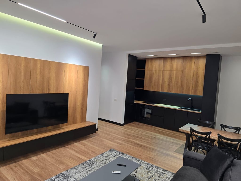 🏡 A luxurious 1+1 apartment is for rent in the Delijorgji Complex – Kavaja Street, Tirana.