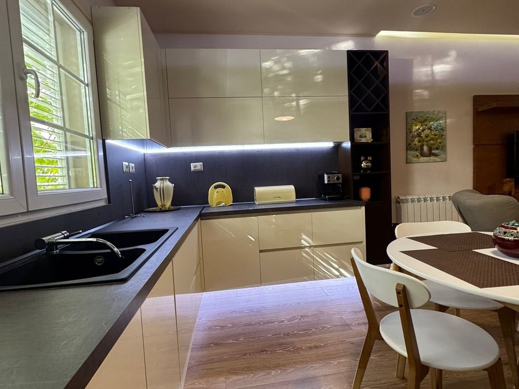 JEPET ME QIRA APARTMENT 2+1+2 TUALETE +2 BALLKONE, PRANE SPITALIT NENE TEREZA, TIRANE