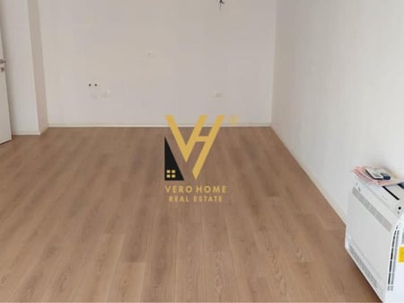 JEPET ZYRE 80 M2 ME QERA TE ARLIS , RRUGA E DIBRES 500 EURO