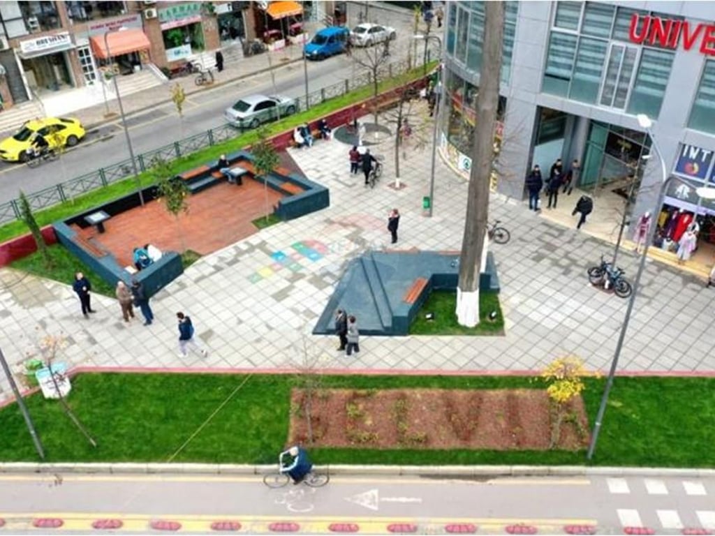 Ambient me qira, Selvia, Rruga e Dibres