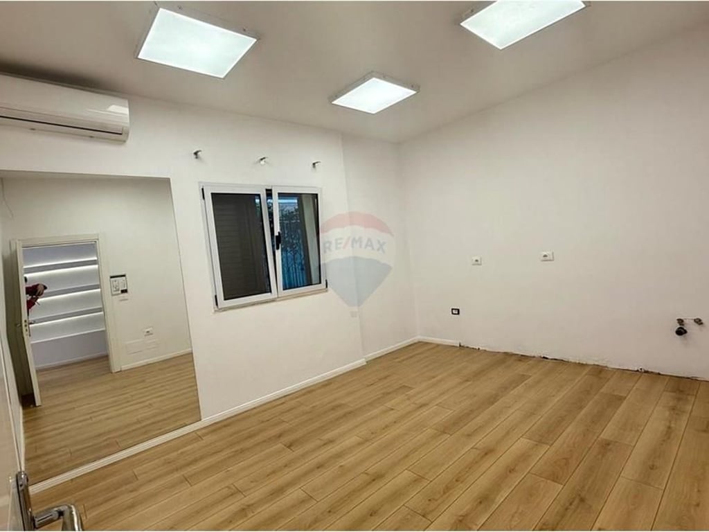 Komuna e Parisit----Vile 2-kateshe per qira