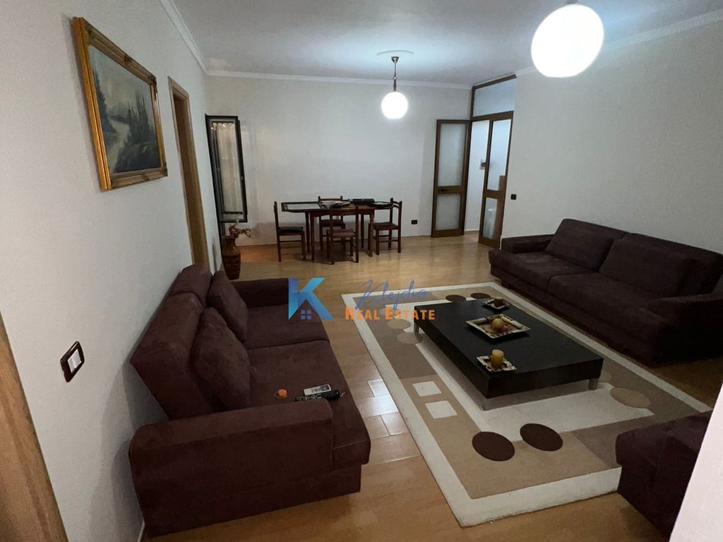 Apartament 2+1 per qira te Komuna e Parisit