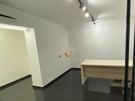 A business space is available for rent near the Train Station, suitable for an office, hair salon, post office, agency, etc.