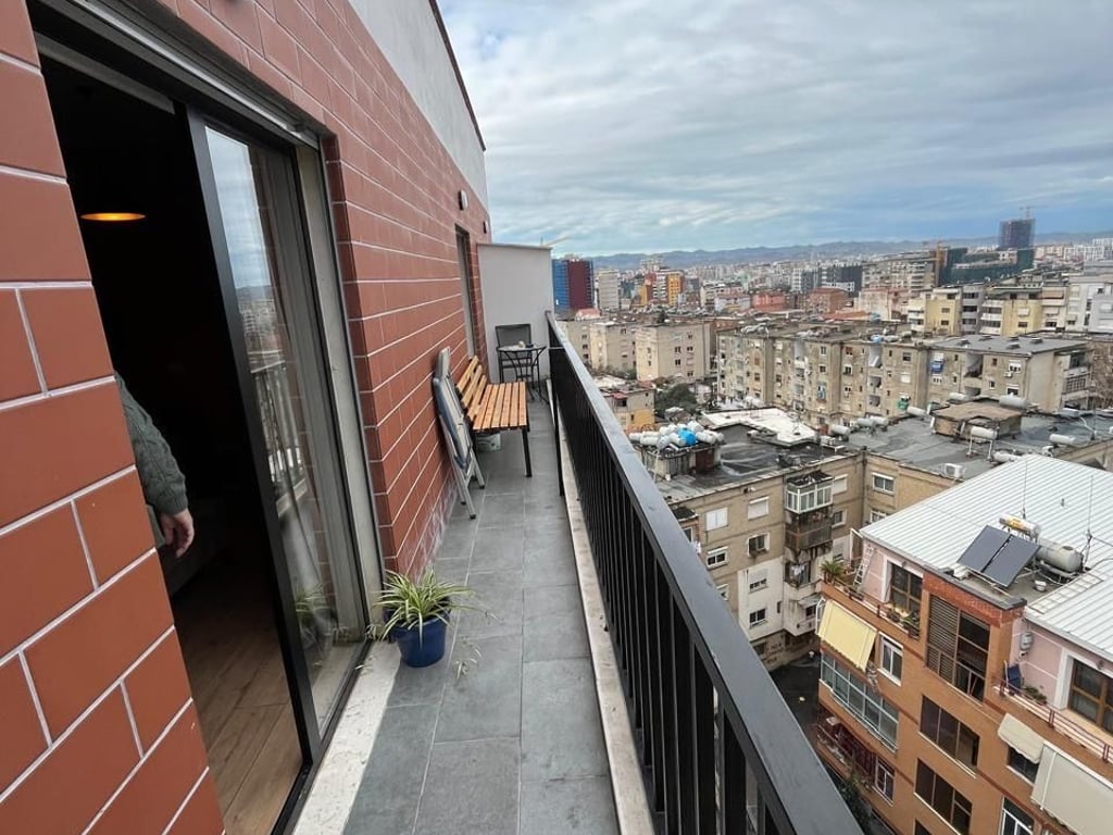 Shitet apartament 3+1+2 tek rr Dibres 