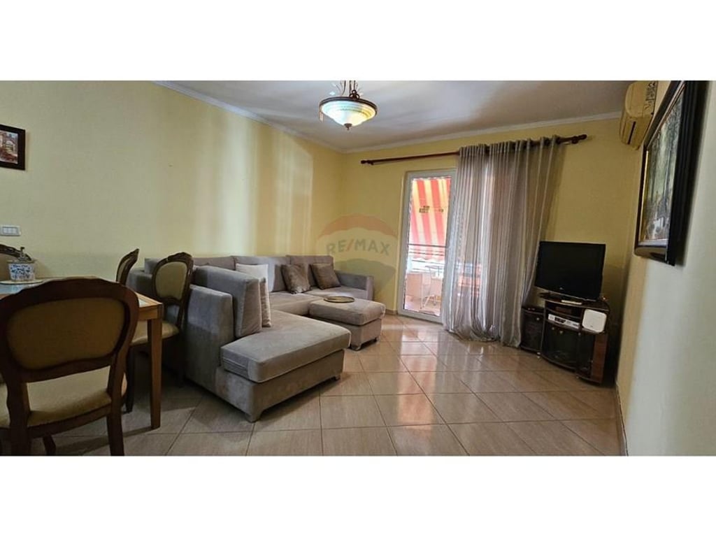 Jepet apartament me qira prane Bulevardit te Ri