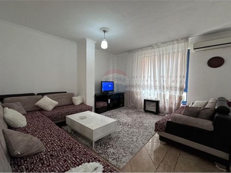 Shitet apartament 1+1 te Rruga Elbasanit