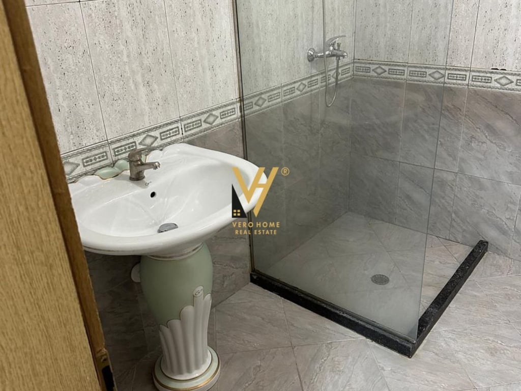 JEPET AMBIENT 130 M2 ME QERA TE ISH EKSPOZITA 800 EURO