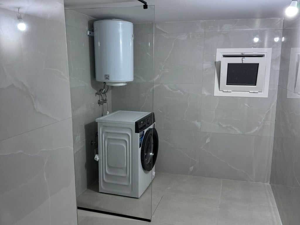 Jepet me qera Apartamenti 1+1, Rruga Siri Kodra prane Kompleksit Kontakt Cmimi: 400 Mije leke