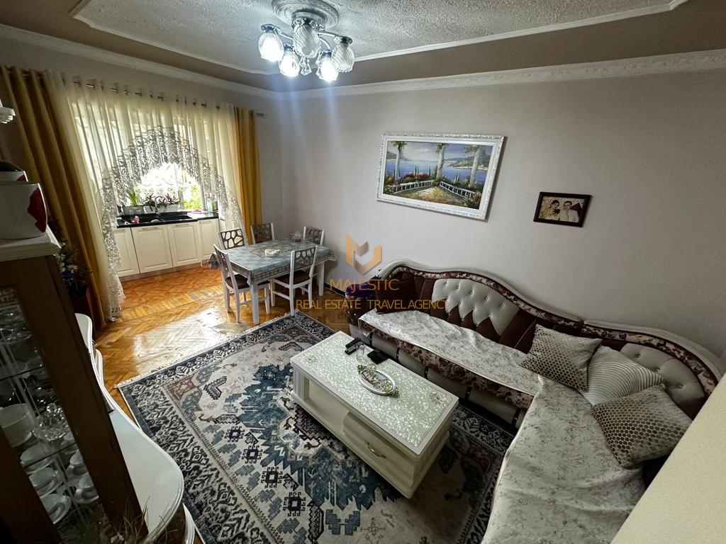 Shitet apartament 2+1 ne Myslym Shyr