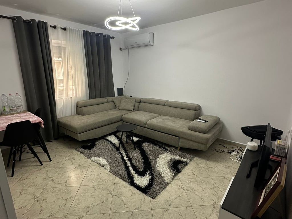Jepet me qera Apartamenti 1+1 , Myslym Shyr , prane karburant kastratit  Cmimi: 500 mije leke