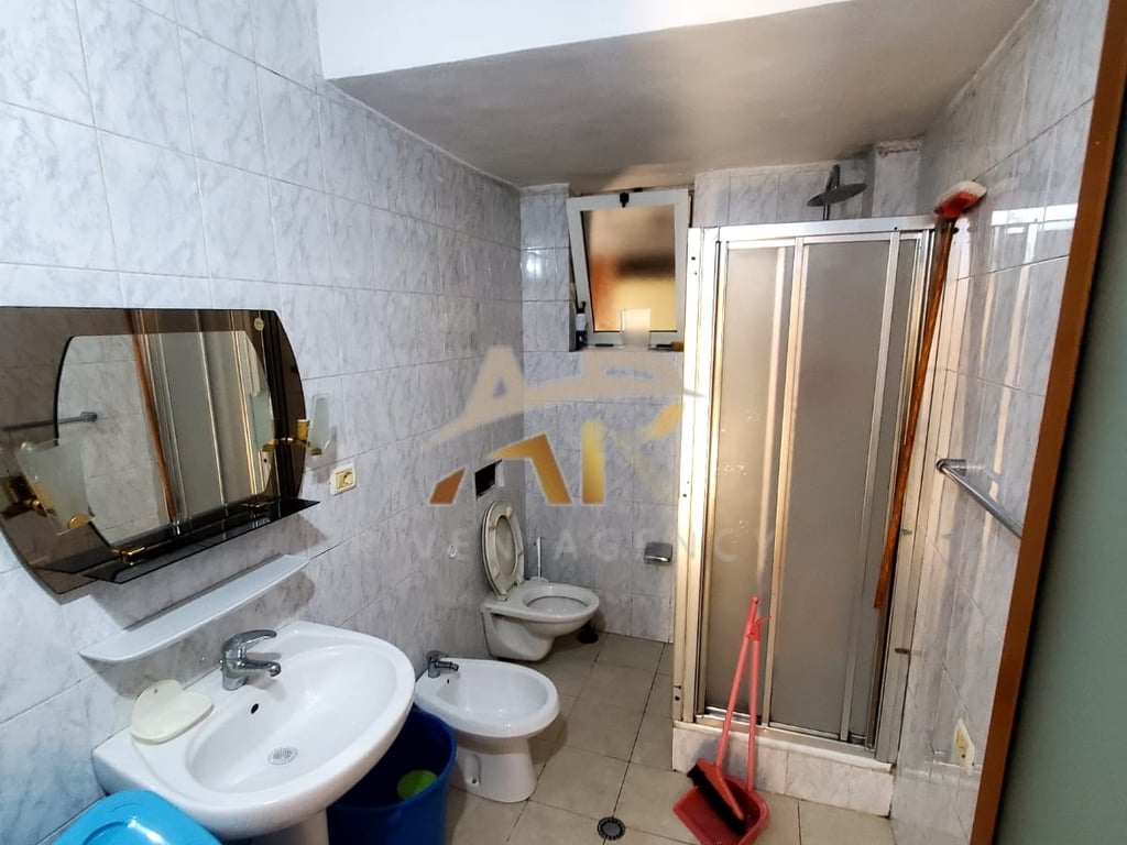 Jepet me qera apartament 2+1 tek Medreseja