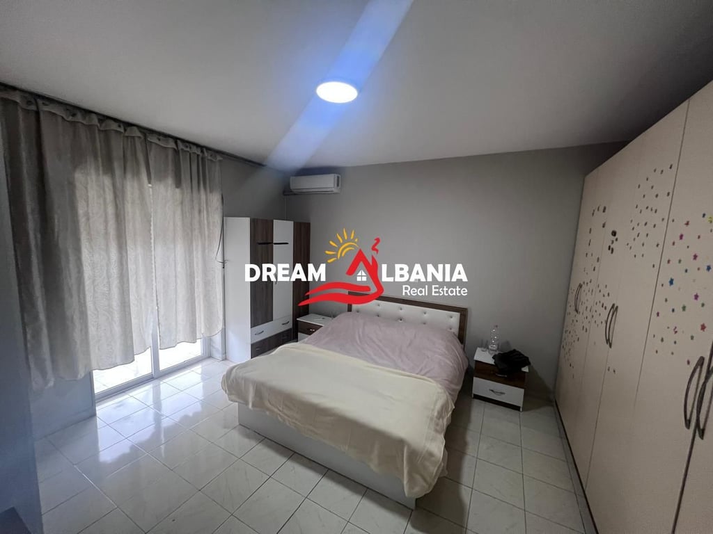  Apartament me qera 2+1 në Komunën e Parisit – Mobilim bashkëkohor dhe vendndodhje ideale!